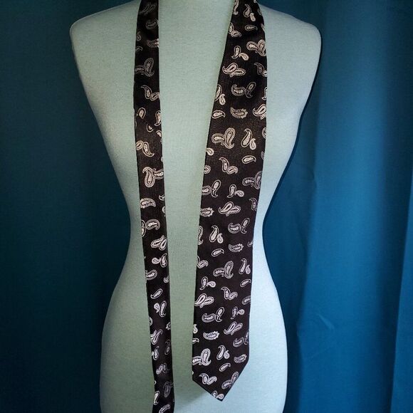 Paul Fredrick 100% Italian Silk Handmade in USA Black with Silver Paisley - Picture 1 of 5